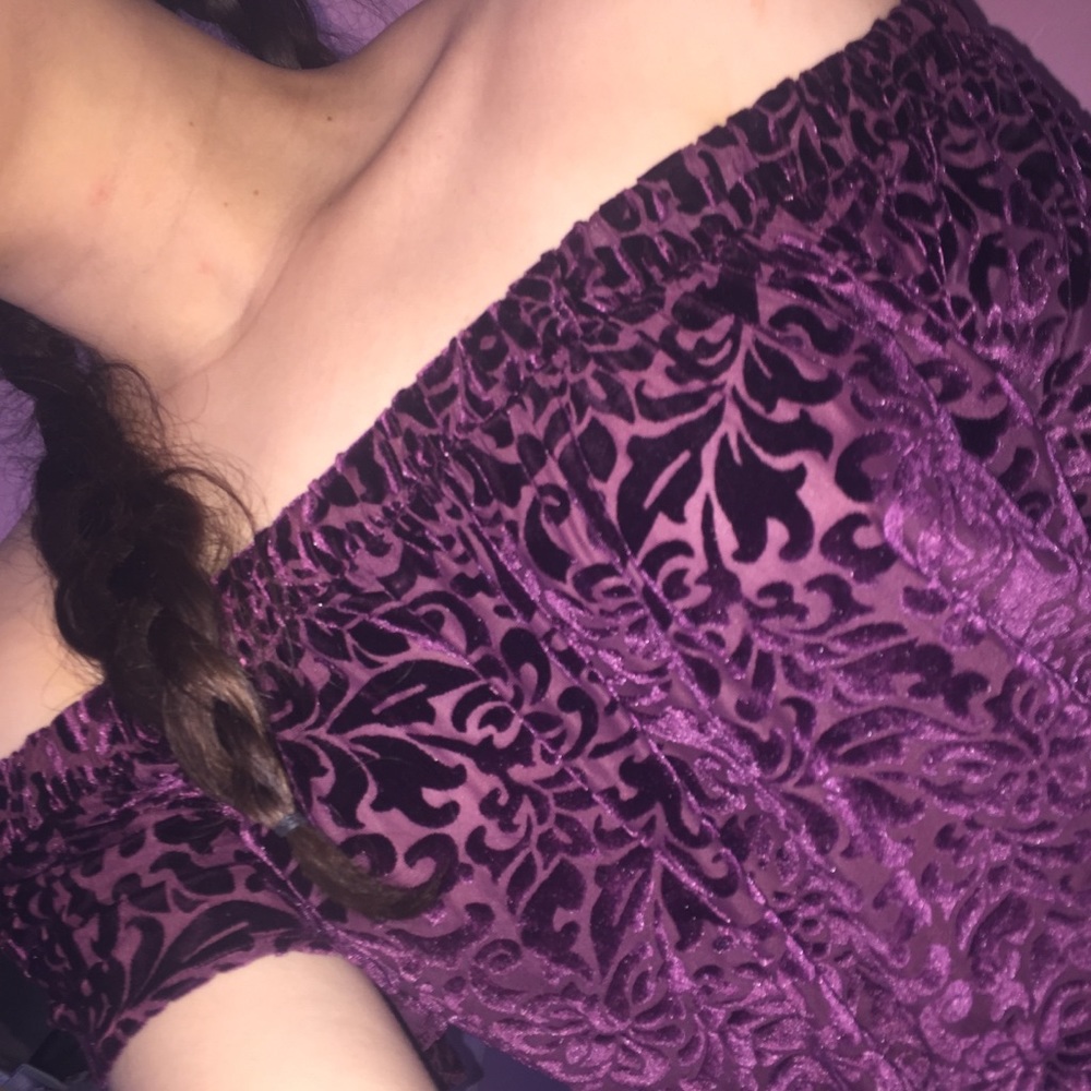 Hollister | gorgeous velvet off the shoulder top